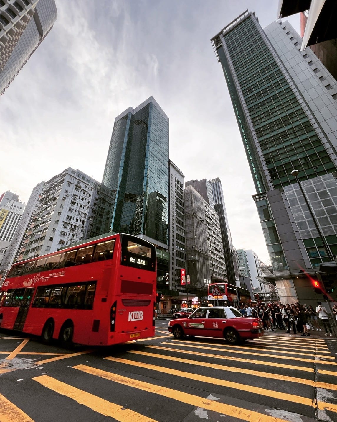 รถบัสสองชั้น แท็กซี่แดง ตึกสูง Hong Kong city street