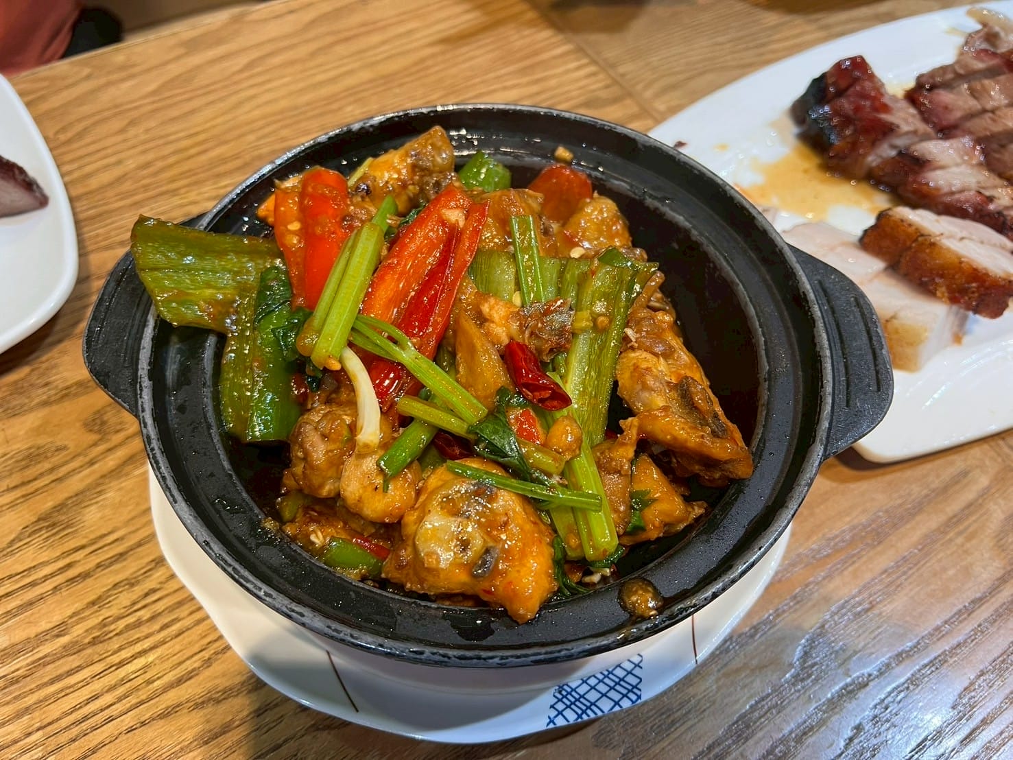 หม้อดินไก่ตุ๋นพริกสด Chinese claypot chicken with chili