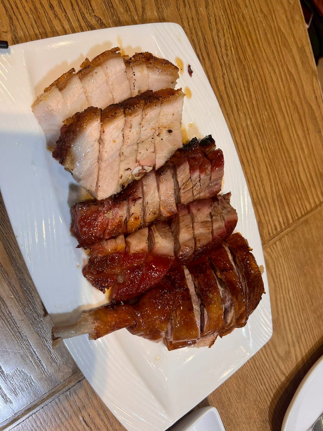 หมูกรอบ หมูแดง เป็ดย่าง Chinese BBQ pork, duck บนจาน